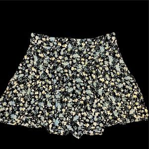 Zara medium ruffle skort. Floral skirt/skort.